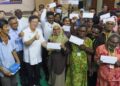 CHOW Kon Yeow (tiga dari kiri) dan S. Sundarajoo (empat dari kiri) bersama sebahagian daripada penduduk Kampung Manis ketika menghadiri Majlis Menandatangani Perjanjian & Penyerahan Surat Niat Kepada Penerima RMKu Bagi Tujuan Pengosongan Tapak serta Penempatan Semula penghuni kampung itu di Dewan Serbaguna Chai Leng Park, Butterworth, Pulau Pinang.-UTUSAN/DANIAL SAAD