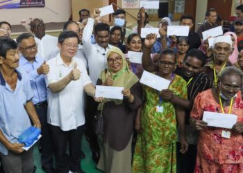 CHOW Kon Yeow (tiga dari kiri) dan S. Sundarajoo (empat dari kiri) bersama sebahagian daripada penduduk Kampung Manis ketika menghadiri Majlis Menandatangani Perjanjian & Penyerahan Surat Niat Kepada Penerima RMKu Bagi Tujuan Pengosongan Tapak serta Penempatan Semula penghuni kampung itu di Dewan Serbaguna Chai Leng Park, Butterworth, Pulau Pinang.-UTUSAN/DANIAL SAAD