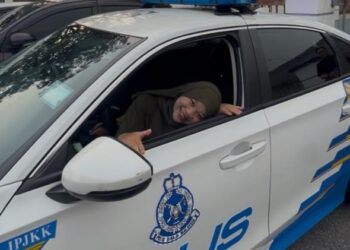 NURUL Asyira sempat bergambar kenangan bersama kereta peronda polis yang dinaikinya baru-baru ini.