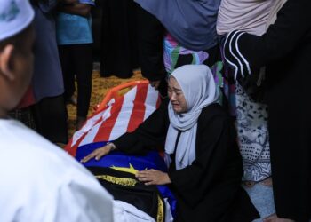 SUASANA pilu menyelubungi kawasan rumah keluarga pegawai Agensi Kawalan dan Perlindungan Sempadan (AKPS) Allahyarham Norhazwani Ibrahim yang dibunuh suaminya di Nilai, Negeri Sembilan semasa rumah di Kampung Banjir, Pengkalan Kubor, Tumpat, Kelantan awal pagi tadi-UTUSAN/KAMARUL BISMI KAMARUZAMAN.