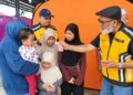 SYED Abu Hussin Hafiz Syed Abdul Fasal (kiri) menyampaikan sumbangan kepada mangsa banjir di PPS Dewan Terbuka Masjid Al -Wusta di Bukit Gantang semalam. - UTUSAN/WAT KAMAL ABAS