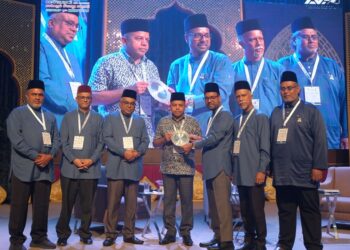 Mantan Timbalan Ketua Polis Negara Malaysia, Tan Sri Ayob Khan Mydin Pitchay menghadiri Ceramah Perdana Mawlid di Pusat Konvensyen Matrade Kuala Lumpur hari ini. / M. FIRDAUS M. JOHARI