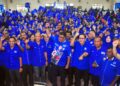 Ab. Rauf Yusoh mengangkat tangan sebagai simbolik selepas melancarkan Jentera Barisan Nasional Parlimen Alor Gajah di Dewan Kampung Permai Machap Umboo, Alor Gajah hari ini. - UTUSAN/AMRAN MULUP