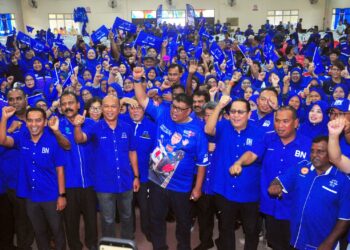 Ab. Rauf Yusoh mengangkat tangan sebagai simbolik selepas melancarkan Jentera Barisan Nasional Parlimen Alor Gajah di Dewan Kampung Permai Machap Umboo, Alor Gajah hari ini. - UTUSAN/AMRAN MULUP