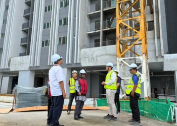 AIMAN Athirah Sabu (tiga dari kiri) ketika meninjau perkembangan projek Residensi Hektar Gombak (Residensi Wilayah) di sini, hari ini.