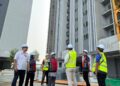 AIMAN Athirah Sabu (empat dari kiri) ketika meninjau perkembangan projek Residensi Hektar Gombak (Residensi Wilayah) di sini, hari ini.