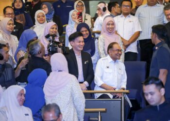 ANWAR Ibrahim ketika hadir pada Majlis Perhimpunan Bulanan Kementerian Kewangan di Putrajaya. - UTUSAN/FAISOL MUSTAFA