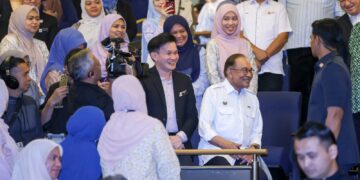 ANWAR Ibrahim ketika hadir pada Majlis Perhimpunan Bulanan Kementerian Kewangan di Putrajaya. - UTUSAN/FAISOL MUSTAFA