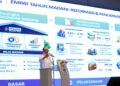 ANWAR Ibrahim ketika berucap pada Majlis Perhimpunan Bulanan Kementerian Kewangan di Putrajaya. - UTUSAN/FAISOL MUSTAFA