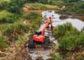 JENTERA berat digunakan bagi membuang pokok rasau yang menyebabkan Tasik Bera di Bera, Pahang semakin mengecil dan lubuk semakin cetek.