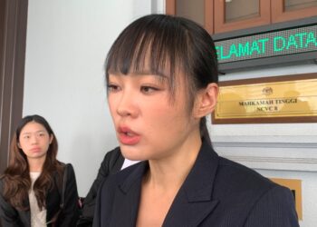 CHRISTY Ng ketika ditemui selepas prosiding kes pendengaran bagi permohonan komital terhadap seorang pengguna Threads di Mahkamah Tinggi, di sini hari ini.