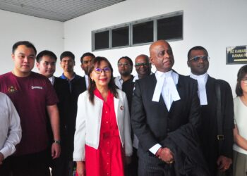 TERESA Kok bersama Sankara Nair selepas Mahkamah Tinggi Ayer Keroh, Melaka hari ini mengarahkan Muhamad Akmal membayar ganti rugi sebanyak RM250,000 dan kos RM50,000.-UTUSAN/AMRAN MULUP