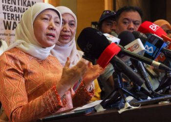 NANCY Shukri (kiri) ketika ditemui pemberita selepas merasmikan Program Eliminate Violence Against Women (EVAW) Sempena Sambutan Hari Menangani Keganasan Terhadap Wanita 2026 di Seberang Jaya, Pulau Pinang.-UTUSAN/DANIAL SAAD