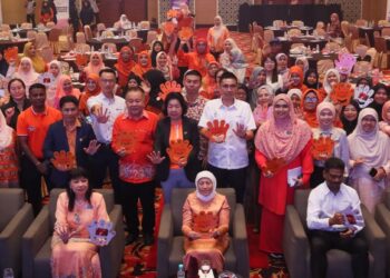 NANCY Shukri (duduk, tengah) ketika menghadiri Program Eliminate Violence Against Women (EVAW) Sempena Sambutan Hari Menangani Keganasan Terhadap Wanita 2026 di Seberang Jaya, Pulau Pinang.-UTUSAN/DANIAL SAAD