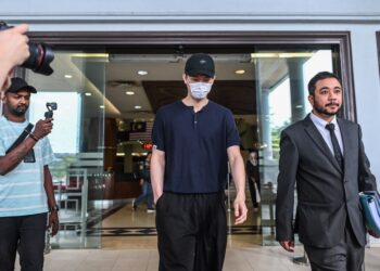 LEE Zii Jia ketika hadir bagi permohonan injuksi interim bagi menghalang bapa dan kakaknya daripada membuat keputusan tertentu berkaitan kewangan serta pengurusan LZJ Management di Mahkamah Tinggi Kuala Lumpur di sini, hari ini. - UTUSAN/SYAKIR RADIN