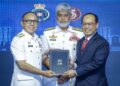 Panglima Tentera Laut, Tan Sri Dr. Zulhelmy Ithnain (tengah) menyaksikan pertukaran dokumen Memorandum Persefahaman antara Pusat Hidrografi Nasional (NHC) yang diwakili Ketua Pengarah Hidrografi Malaysia, Laksamana Muda Dr. Najhan Md. Said (kiri) dan Timbalan Naib Canselor (Penyelidikan dan Inovasi) Universiti Teknologi Malaysia (UTM), Prof. Ts. Dr. Ali Selamat pada Majlis Perasmian SEABED 2030 di Hotel Concorde di sini, hari ini.