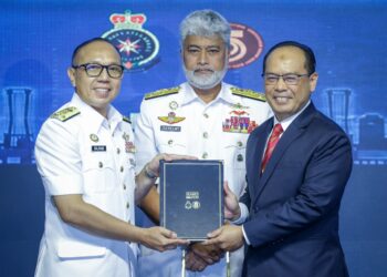 Panglima Tentera Laut, Tan Sri Dr. Zulhelmy Ithnain (tengah) menyaksikan pertukaran dokumen Memorandum Persefahaman antara Pusat Hidrografi Nasional (NHC) yang diwakili Ketua Pengarah Hidrografi Malaysia, Laksamana Muda Dr. Najhan Md. Said (kiri) dan Timbalan Naib Canselor (Penyelidikan dan Inovasi) Universiti Teknologi Malaysia (UTM), Prof. Ts. Dr. Ali Selamat pada Majlis Perasmian SEABED 2030 di Hotel Concorde di sini, hari ini.