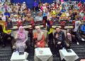 Fadhlina Sidek bergambar bersama pemenang Pidato Pertandingan Akhir Pidato Arena Wacana Aspirasi Mahasiswa Peringkat Institusi Pengajian Tinggi bersempena Dekad Bahasa Kebangsaan (DBK) 2026 di Dewan Auditorium Bangunan Canselori Universiti Teknikal Malaysia Melaka (UTeM) hari ini. - UTUSAN/AMRAN MULUP