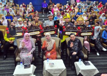 Fadhlina Sidek bergambar bersama pemenang Pidato Pertandingan Akhir Pidato Arena Wacana Aspirasi Mahasiswa Peringkat Institusi Pengajian Tinggi bersempena Dekad Bahasa Kebangsaan (DBK) 2026 di Dewan Auditorium Bangunan Canselori Universiti Teknikal Malaysia Melaka (UTeM) hari ini. - UTUSAN/AMRAN MULUP