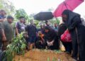 Mior Sharizal, 48 (tengah) dan isterinya, Derma Taksiah @ Norlela, 51 menabur bunga pada pusara anaknya, Derma Damiya Nur Mikayla, 7 di Tanah Perkuburan Islam Dengkil, di Putrajaya. - UTUSAN/ FAISOL MUSTAFA