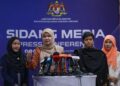 Fadhlina Sidek (tengah)