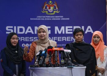 Fadhlina Sidek (tengah)