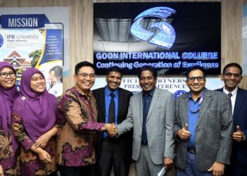 Pengarah GIC, P. Prabagaran (dua dari kanan) bersalaman dengan Setiausaha Program pengajian Sarjana Muda Perubatan Veterinar IPB University, Dr. Ronald Tarigan selepas majlis menandatangani kerjasama di GIC.