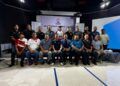 Azmir (empat dari kanan) bergambar bersama pengurusan pasukan yang bertanding dalam Kejohanan Ragbi Tujuh Sebelah (7s) Kebangsaan 2026, November ini.