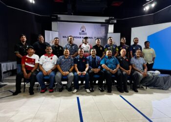 Azmir (empat dari kanan) bergambar bersama pengurusan pasukan yang bertanding dalam Kejohanan Ragbi Tujuh Sebelah (7s) Kebangsaan 2026, November ini.