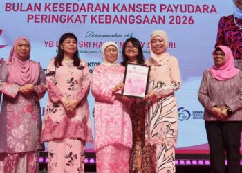 NANCY Shukri (tiga dari kiri) ketika merasmikan Sambutan Bulan Kesedaran Kanser Payudara Peringkat Kebangsaan 2026 di PWCC, George Town, Pulau Pinang.-UTUSAN/DANIAL SAAD