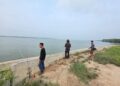 PEMANCING menunjukkan kawasan mereka terlihat buaya di Sungai Perak di Kampung Pasang Api di Bagan Datuk, Perak. – UTUSAN/AIN SAFRE BIDIN