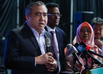 ANTHONY Loke Siew Fook ketika sidang media selepas Majlis Pertukaran Memorandum Persefahaman (MoU) sempena Perasmian Ekspo Pengangkutan Asia (TXA) 2026 di Pusat Pameran dan Perdagangan Antarabangsa Malaysia. Foto : Saddam Yusoff