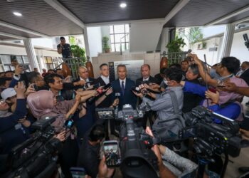 MOHD. Shuhaily ketika sidang akhbar di mahkmah Sepang.
