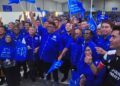 AB. Rauf Yusoh mengibar bendera BN selepas melancarkan Jentera Pilihan Raya Parlimen Hang Tuah Jaya di Dewan World Youth Foundation (WYF), Ayer Keroh, malam tadi. UTUSAN/AMRAN MULUP