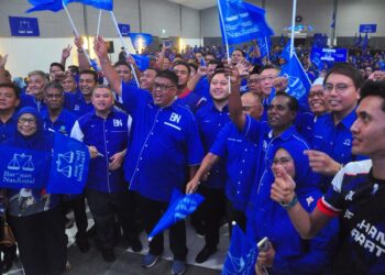 AB. Rauf Yusoh mengibar bendera BN selepas melancarkan Jentera Pilihan Raya Parlimen Hang Tuah Jaya di Dewan World Youth Foundation (WYF), Ayer Keroh, malam tadi. UTUSAN/AMRAN MULUP