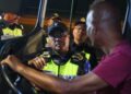 ZULKIFLY Ismail (tengah) menyoal seorang pemandu lori ketika operasi bersepadu bagi mengesan penggunaan dadah dalam kalangan pemandu kenderaan perdagangan dijalankan di Stesen Penguatkuasa JPJ Valdor, Nibong Tebal, Pulau Pinang.-UTUSAN/DANIAL SAAD