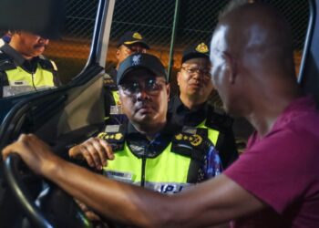 ZULKIFLY Ismail (tengah) menyoal seorang pemandu lori ketika operasi bersepadu bagi mengesan penggunaan dadah dalam kalangan pemandu kenderaan perdagangan dijalankan di Stesen Penguatkuasa JPJ Valdor, Nibong Tebal, Pulau Pinang.-UTUSAN/DANIAL SAAD
