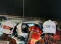 BEBERAPA anggota bomba memeriksa keadaan sebuah kereta BMW yang remuk selepas bertembung dengan sebuah lori tangki yang membawa muatan minyak di atas Jambatan Pulau Pinang, awal pagi tadi.-IHSAN JBPM PULAU PINANG