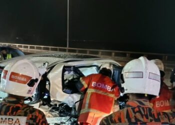 BEBERAPA anggota bomba memeriksa keadaan sebuah kereta BMW yang remuk selepas bertembung dengan sebuah lori tangki yang membawa muatan minyak di atas Jambatan Pulau Pinang, awal pagi tadi.-IHSAN JBPM PULAU PINANG
