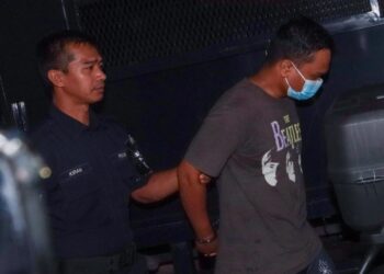 MUHAMMAD Fitri Suwaidi (kanan) mengaku tidak bersalah ketika dihadapkan ke Mahkamah Sesyen Butterworth, Pulau Pinang hari ini atas pertuduhan menyamun rantai leher emas milik seorang wanita warga Myanmar, minggu lepas.-UTUSAN/DANIAL SAAD