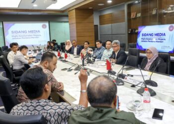 MEGAT Zuhairy Megat Tajuddin (tiga kanan) ketika sesi taklimat kepada media di Ibu Pejabat NACSA, Cyberjaya, semalam. - UTUSAN/FAISOL MUSTAFA