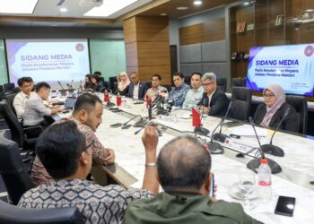 RAJA Nushirwan Zainal Abidin (dua kanan) dan Dr Megat Zuhairy Megat Tajuddin (tiga kanan) ketika sesi taklimat kepada media di Ibu Pejabat NACSA, Cyberjaya. - UTUSAN/FAISOL MUSTAFA