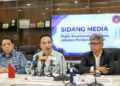 MEGAT Zuhairy Megat Tajuddin (tengah) ketika sesi taklimat kepada media di Ibu Pejabat NACSA, Cyberjaya. - UTUSAN/FAISOL MUSTAFA