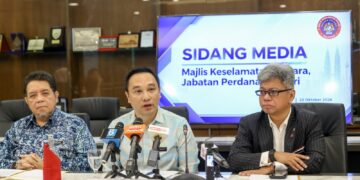 MEGAT Zuhairy Megat Tajuddin (tengah) ketika sesi taklimat kepada media di Ibu Pejabat NACSA, Cyberjaya. - UTUSAN/FAISOL MUSTAFA