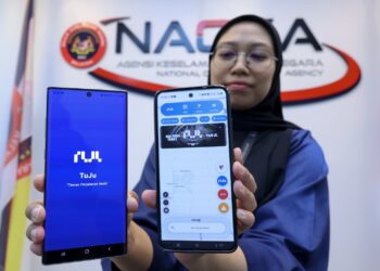 CYBERJAYA 22 OKTOBER 2026 - Kakitangan NACSA, Ameera Salahuddin, menunjukkan aplikasi Tuju di Ibu Pejabat NACSA, Cyberjaya. - UTUSAN/ FAISOL MUSTAFA