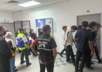 AHLI Geng Suria dikawal anggota polis ketika menghadapi pertuduhan menyertai kumpulan jenayah terancang di Mahkamah Sesyen Sungai Petani, hari ini.