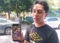 MUHAMMAD Aqil Yusri menunjukkan gambar kenangan ketika bercuti bersama rakan baiknya, Allahyarham Mohamad Nazhif Faris Mohd. Fauzi ketika ditemui di pekarangan Jabatan Forensik Hospital Pulau Pinang (HPP), hari ini.-UTUSAN/SAFINA RAMLI