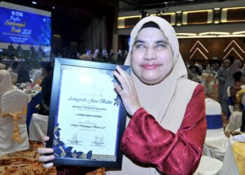 LATIPAH Hussin menerima pengiktirafan Anugerah Jasa Bakti sempena Majlis Sanjungan Budi 2026 di UTM Skudai, Johor Bahru. UTUSAN/RAJA JAAFAR ALI