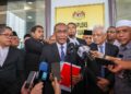 TAKIYUDDIN Hassan (tengah) ketika sidang media selepas mahkamah memutuskan memihak kepada Perikatan Nasional (PN) dalam prosiding semakan kehakiman berhubung tindakan Pendaftar Pertubuhan (RoS) menggantung semua kegiatan gabungan di Mahkamah Kuala Lumpur.-UTUSAN/ISKANDAR ISHAK
