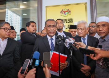 TAKIYUDDIN Hassan (tengah) ketika sidang media selepas mahkamah memutuskan memihak kepada Perikatan Nasional (PN) dalam prosiding semakan kehakiman berhubung tindakan Pendaftar Pertubuhan (RoS) menggantung semua kegiatan gabungan di Mahkamah Kuala Lumpur.-UTUSAN/ISKANDAR ISHAK